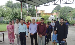 नगर पालिका कर्मचारियों ने जॉली ग्रांट स्थित अमर शहीद श्री देव सुमन की प्रतिमा पर माल्यार्पण कर 15 अगस्त के दिन श्रद्धांजलि अर्पित की। 271