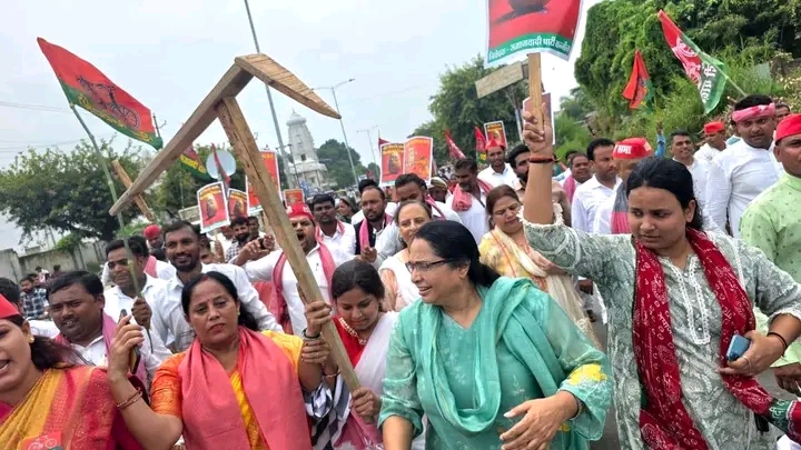 कन्नौज में आलू की कम कीमतों व खाद की कालाबाजारी के खिलाफ सपा का जोरदार प्रदर्शन।। 65