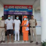 एसएसपी के सामने रोई मां, बोली– जरा-जरा से लड़के गोली चला रहे हैं, मेरे बेटे को बचाओ