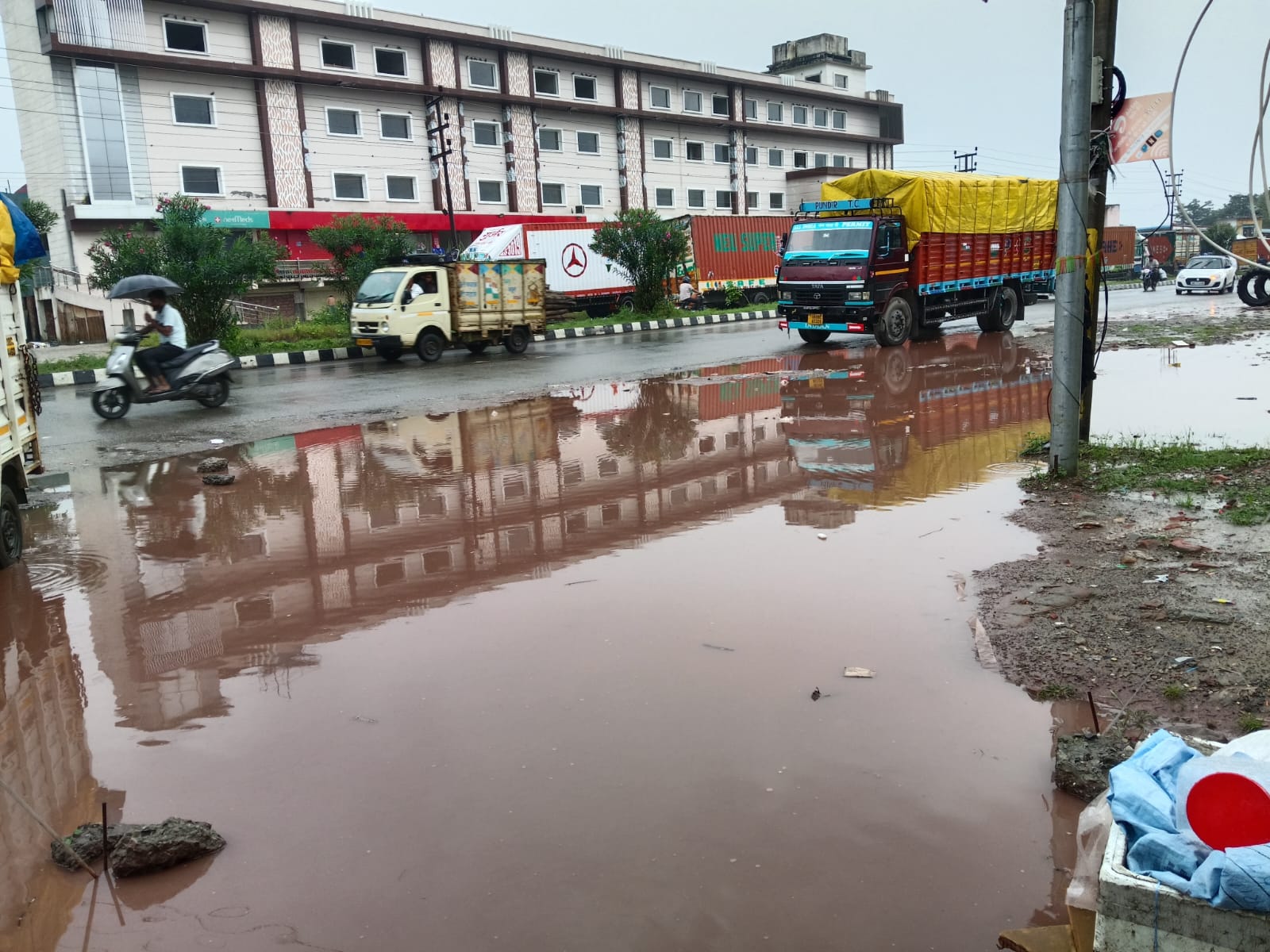 लगातार बारिश से जलभराव, जनजीवन प्रभावित। बजुर्ग और बच्चे घरों में कैद ।। 280