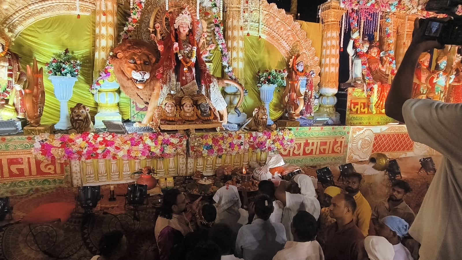 भगवती मां के रात्रि जागरण में भजनों पर झूमे श्रद्धालु ।। 272