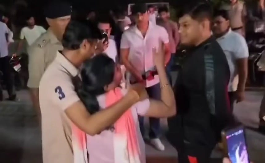 एसएसपी के सामने रोई मां, बोली– जरा-जरा से लड़के गोली चला रहे हैं, मेरे बेटे को बचाओ 47