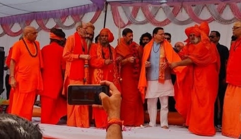 सनातन परंपरा का महाकुंभ- जूना अखाड़ा से निकली छड़ी यात्रा, ओम पर्वत तक पहुंचेगा संदेश 50