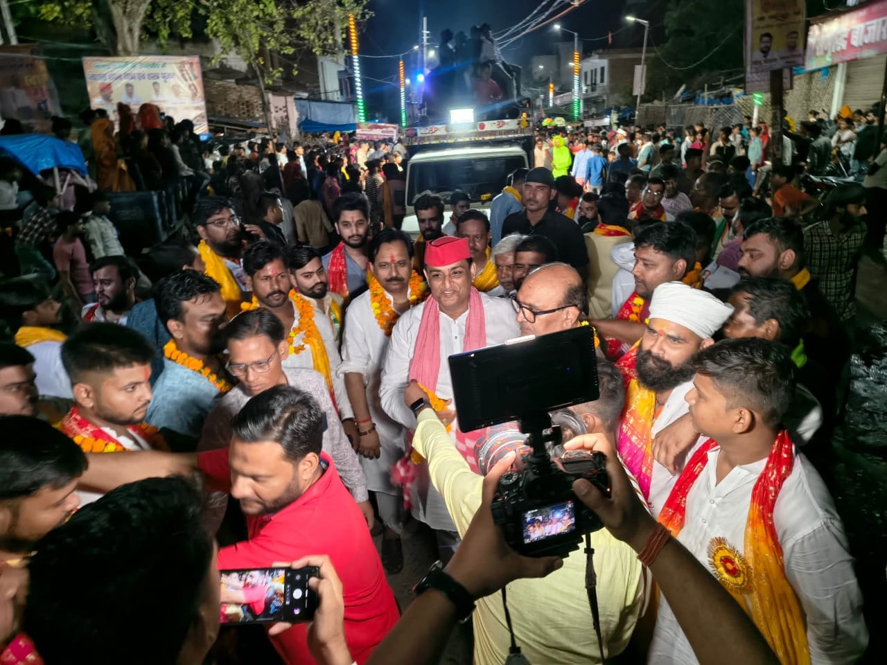 गरीबों के सहारे बने सपा कार्यकर्ता दीपू चौहान, जनता में बढ़ रहा लगाव।। 282