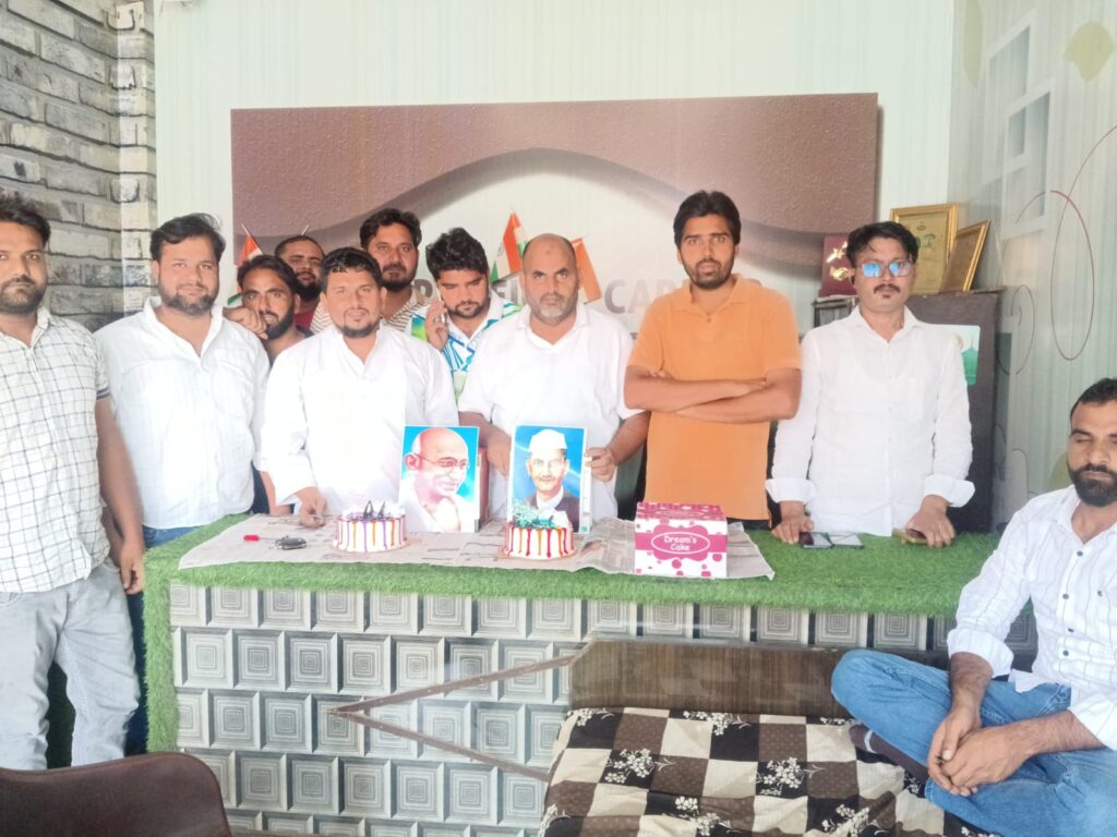 गांधी-शास्त्री जयंती पर ऑल ट्रांसपोर्ट वेलफेयर एसोसिएशन ने किया केक काटकर आयोजन।। 35