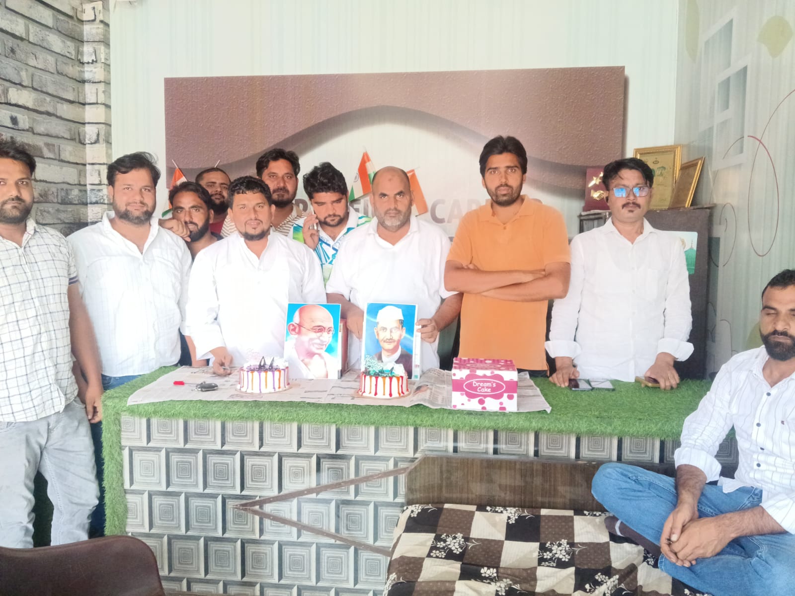 गांधी-शास्त्री जयंती पर ऑल ट्रांसपोर्ट वेलफेयर एसोसिएशन ने किया केक काटकर आयोजन।। 281