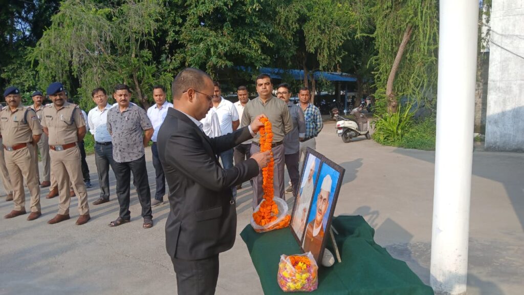 हरिद्वार पुलिस ने गांधी-शास्त्री जयंती पर दी भावभीनी श्रद्धांजलि।। 37