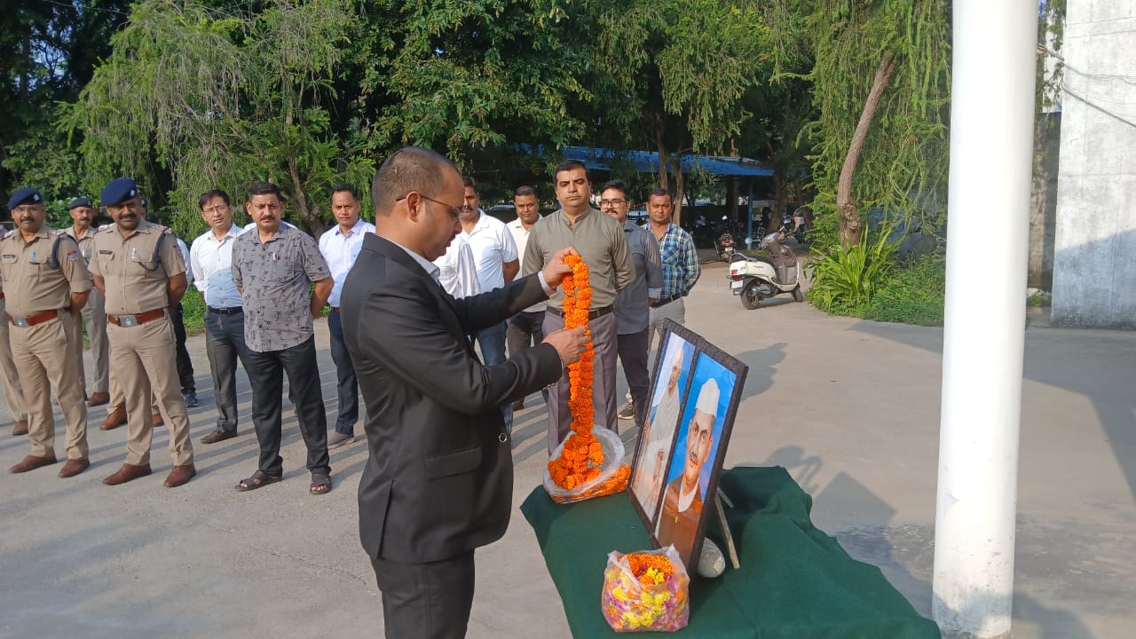 हरिद्वार पुलिस ने गांधी-शास्त्री जयंती पर दी भावभीनी श्रद्धांजलि।। 284