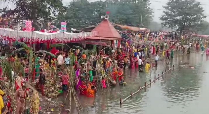 बहादराबाद में छठ पर्व की धूम—गंग नहर घाट पर उमड़ी श्रद्धालुओं की भीड़।। 14