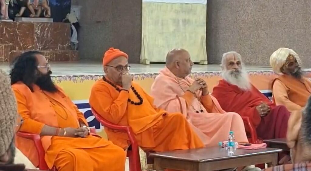 2027 कुंभ तैयारियों पर संत समाज में गहरी नाराज़गी — बयानबाज़ी के बाद दो महामंडलेश्वर जूना अखाड़े से निष्कासित, संतों में आक्रोश 5