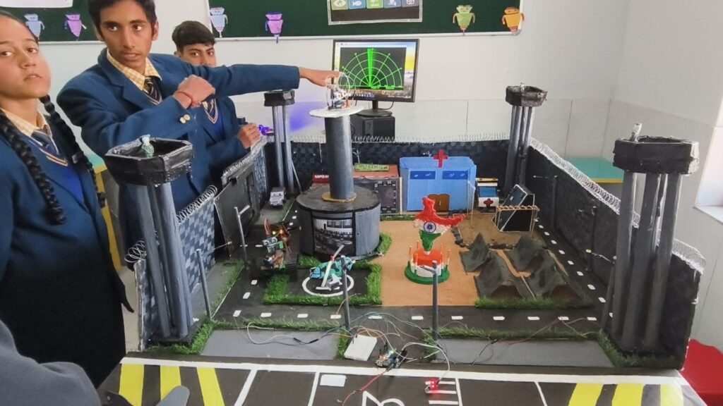 रेनेसां द्रोण पब्लिक स्कूल में एआई और रोबोटिक्स प्रदर्शनी ने दिखाई भविष्य की तस्वीर। 3